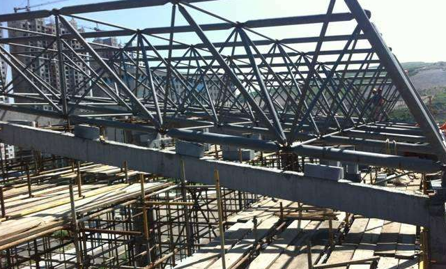 原平简述网架公司的黑色压型钢板的吊装步履